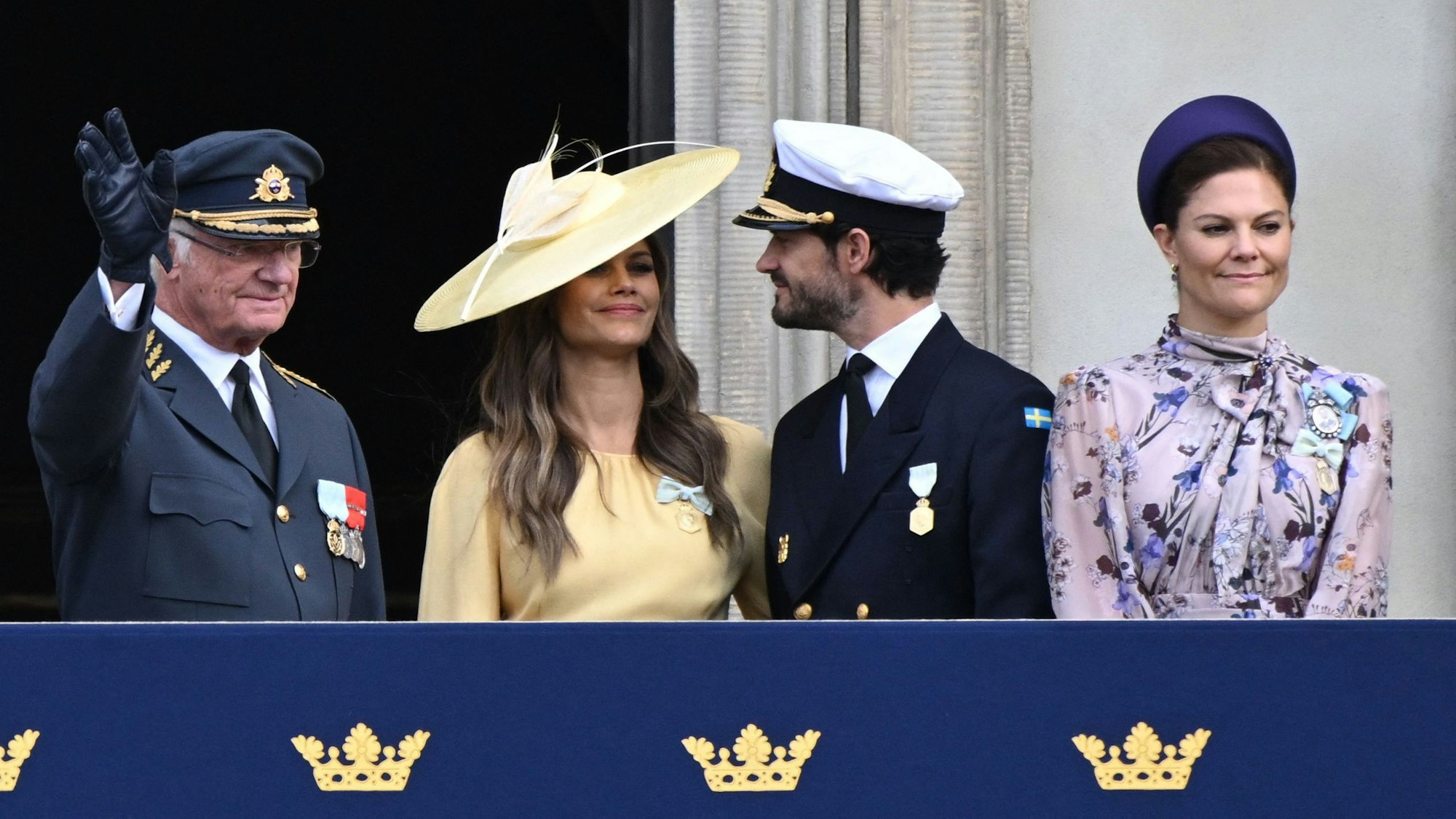 König Carl XVI. Gustaf, Prinzessin Sofia, Prinz Carl Philip und Kronprinzessin Victoria auf dem Balkon nach der Ablösung der königlichen Garde im Äußeren Hof anlässlich des 50. Jahrestages der Thronbesteigung von König Carl XVI. Gustaf im September 2023.