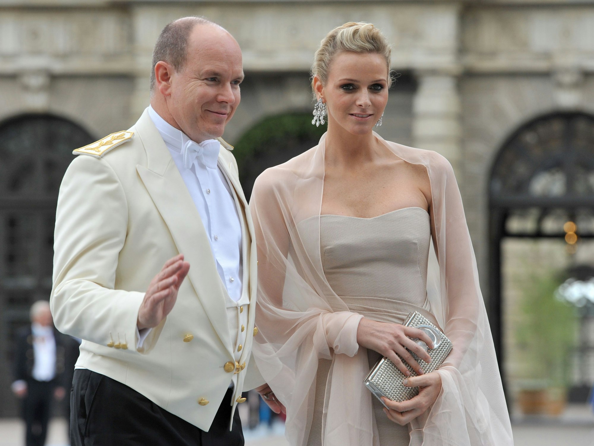 Fürst Albert II. von Monaco winkt neben Freundin Charlene Wittstock.