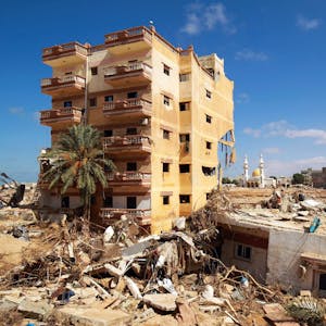 Ganze Stadtviertel der Hafenstadt Derna in Libyen sind bei den Überschwemmungen verwüstet worden. Der Bürgermeister rechnet mit bis zu 20.000 Toten