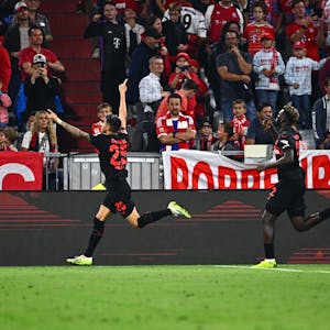 Leverkusens Exequiel Palacios (l) jubelt über sein Ausgleichstor zum 2:2.