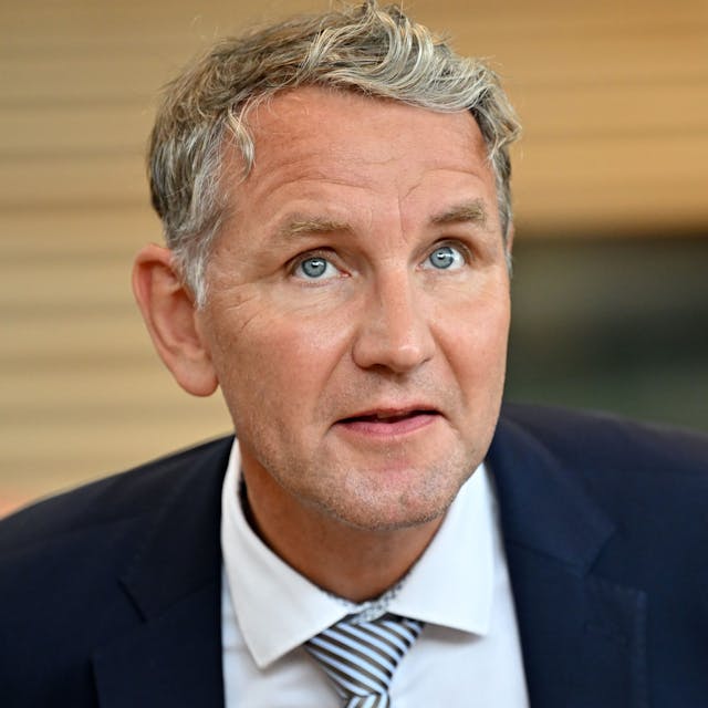 Björn Höcke, AfD-Fraktionschef, wartet auf den Beginn einer Aktuellen Stunde im Thüringer Landtag.