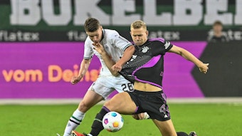 Lukas Ullrich (l.) bestreitet einen Zweikampf mit Matthijs de Ligt im Spiel von Borussia Mönchengladbach gegen Bayern München.