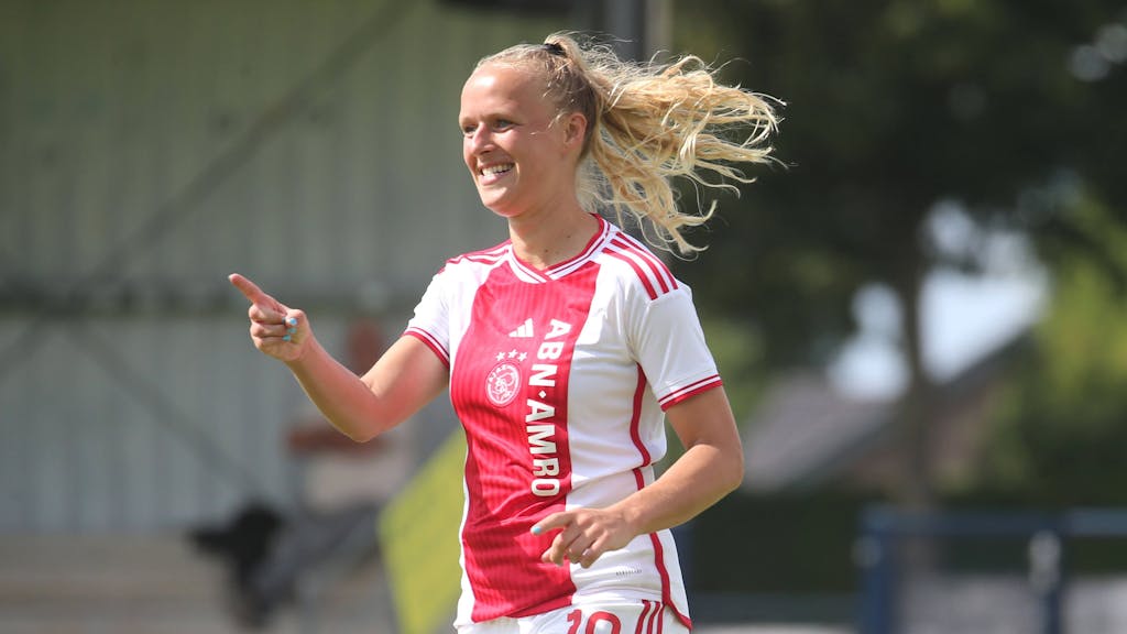 Tiny Hoekstra von Ajax Amsterdam jubelt nach ihrem Tor zum 0:4.