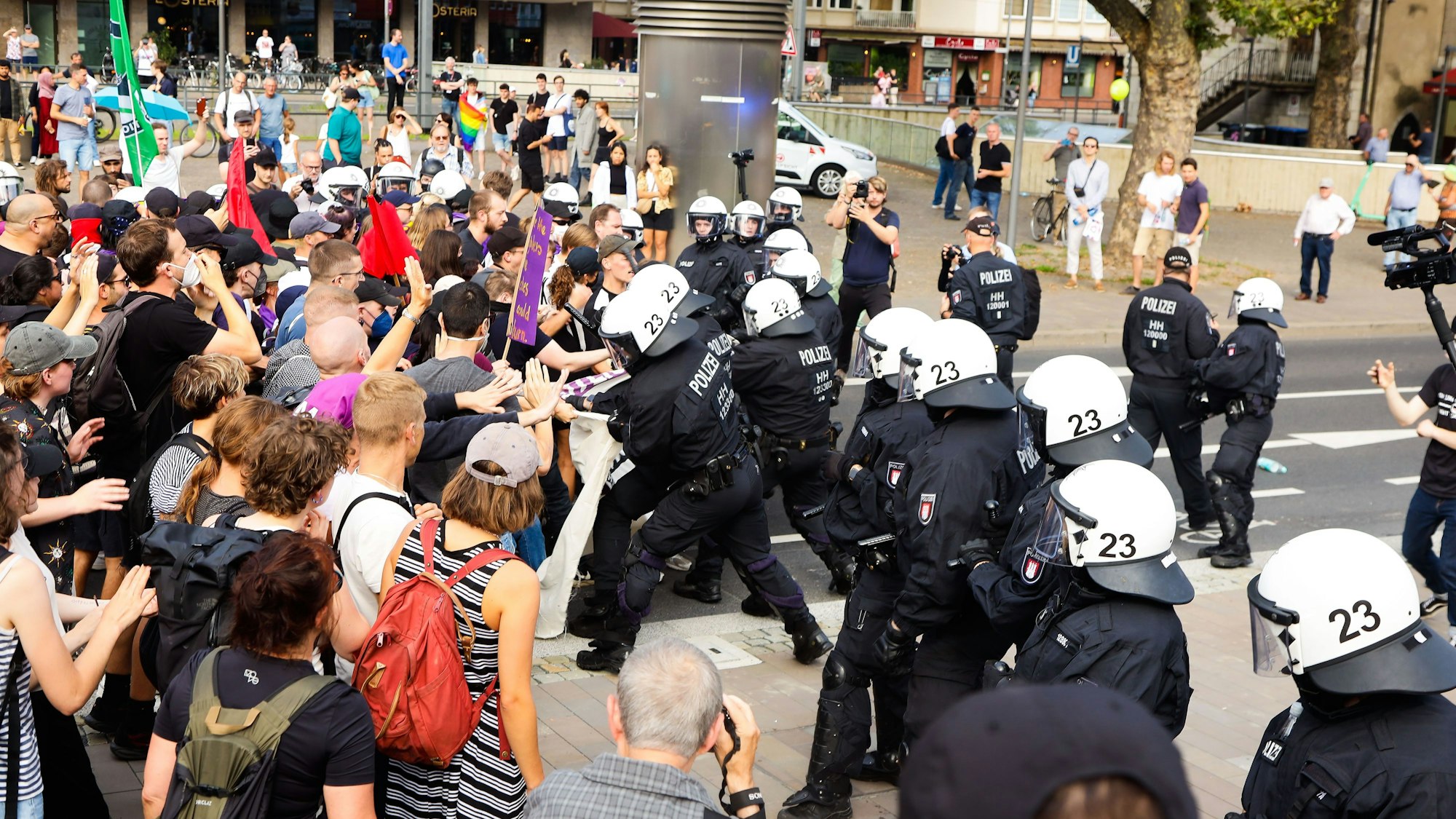 Polizei stoppt eine Demo durch Köln und muss auch körperlich eingreifen.