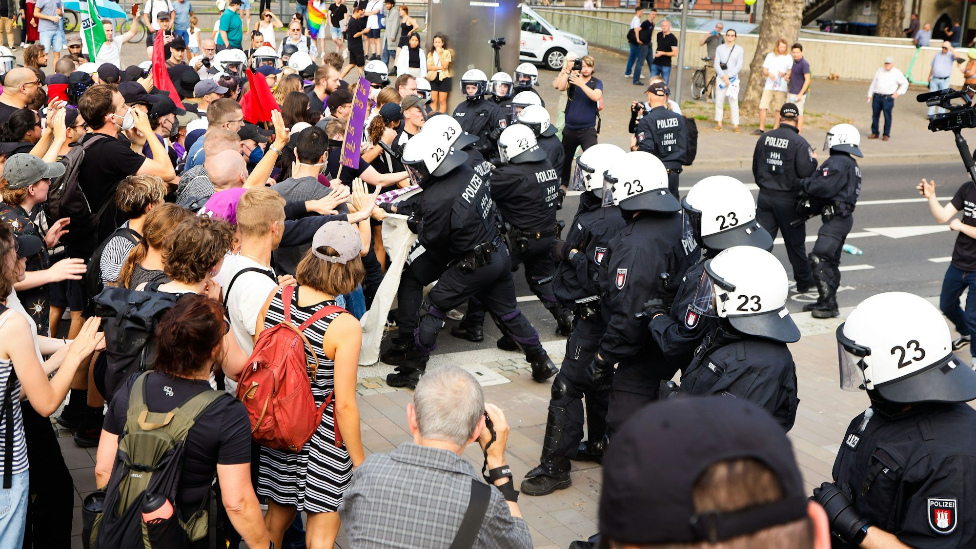 Die Kölner Polizei geht bei der Demo„Marsch für das Leben“ gegen Protestierende vor.