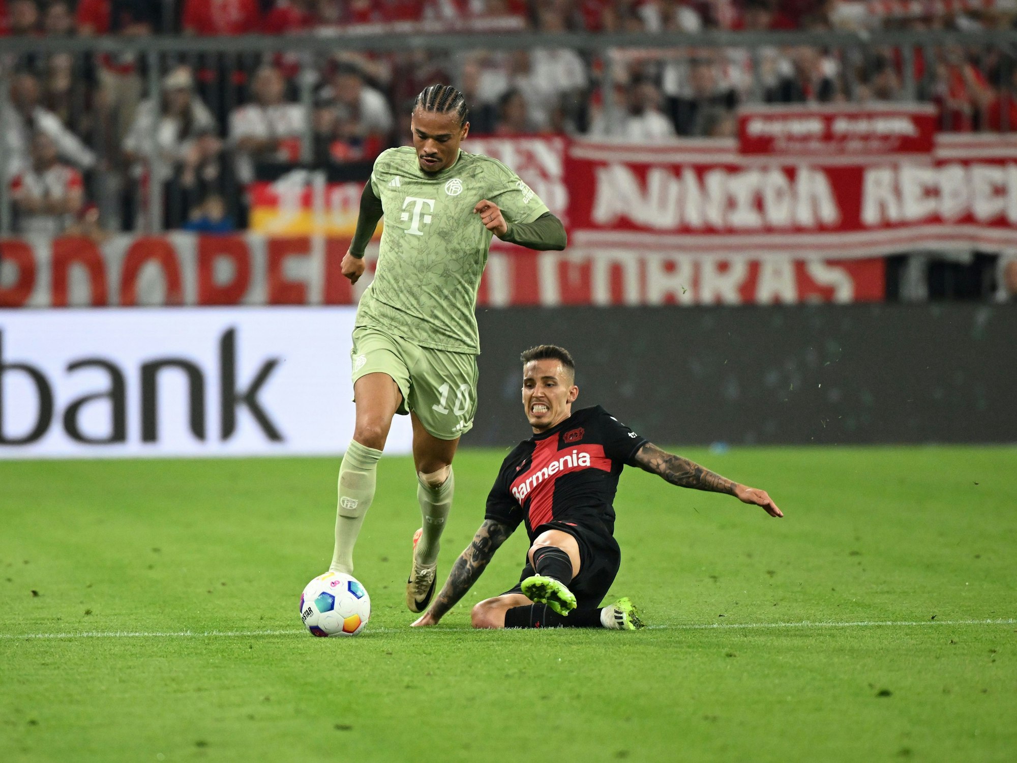Münchens Leroy Sané (l.) und Leverkusens Alejandro Grimaldo in Aktion.