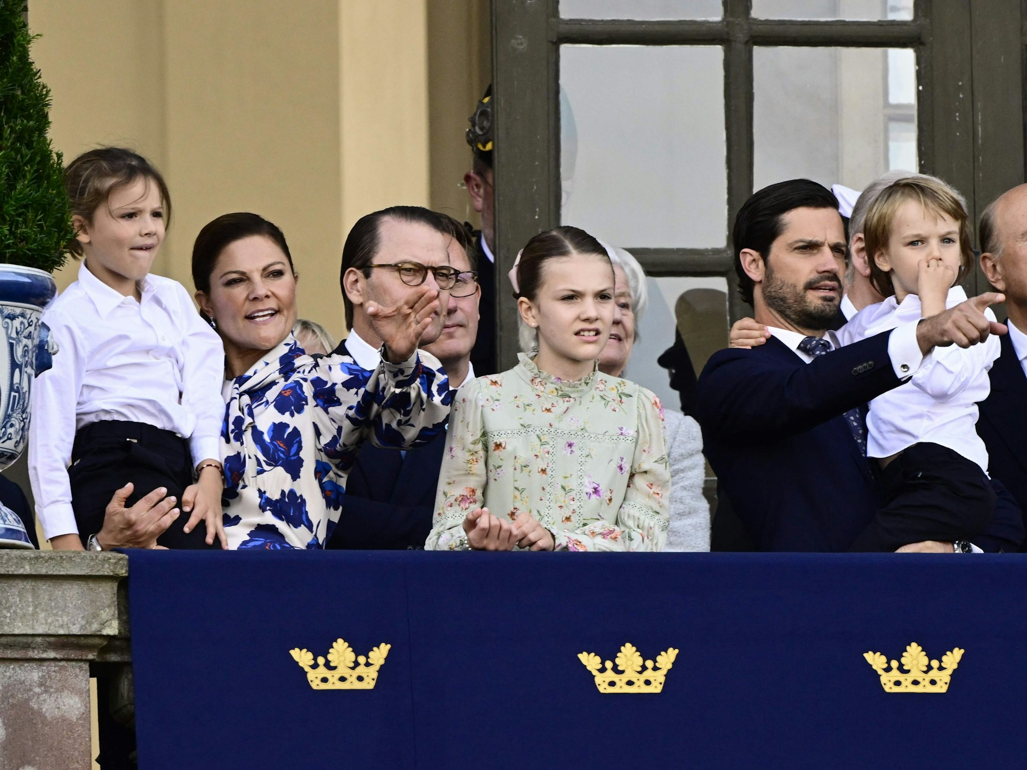 (l-r) Prinz Alexander von Schweden, Kronprinzessin Victoria von Schweden, Prinz Daniel von Schweden, Prinzessin Estelle von Schweden, Prinz Carl Philip von Schweden und Prinz Gabriel von Schweden stehen am 16. September 2023 während der Feierlichkeiten zum 50. Jahrestag der Thronbesteigung von König Carl XVI. Gustaf auf dem Balkon des Königlichen Schlosses in Stockholm, Schweden.