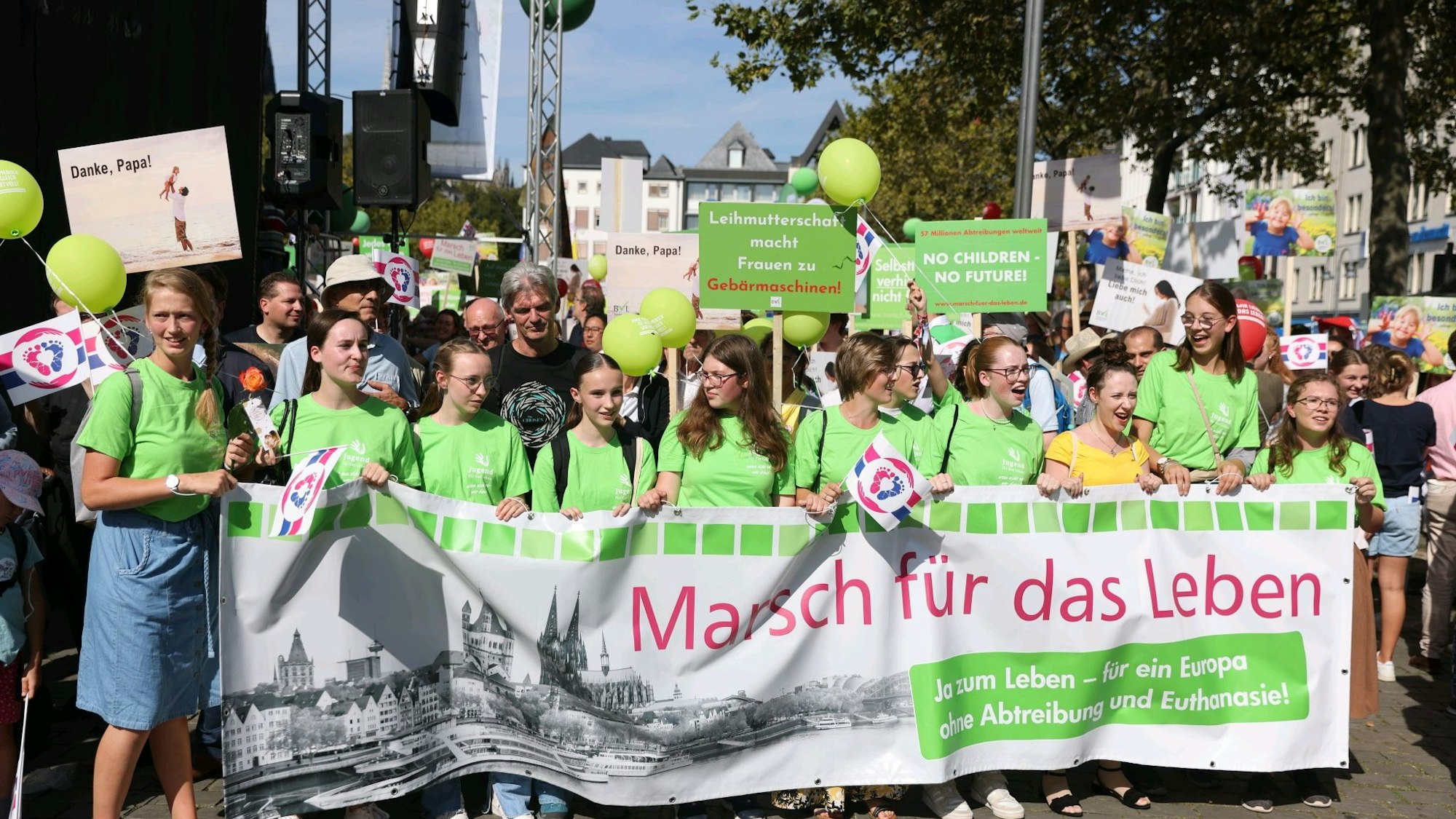 Demo-Teilnehmer und Gegendemonstranten beim „Marsch für das Leben“ in Köln.