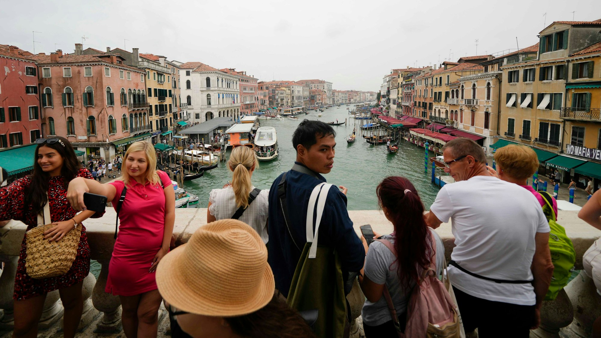 Reisende besuchen Mitte September die Rialto-Brücke in Venedig. Die italienische Stadt hat mit einer Möwenplage zu kämpfen, Menschen wurden bereits angegriffen. Nun sollen Warnschilder in der Innenstadt helfen.