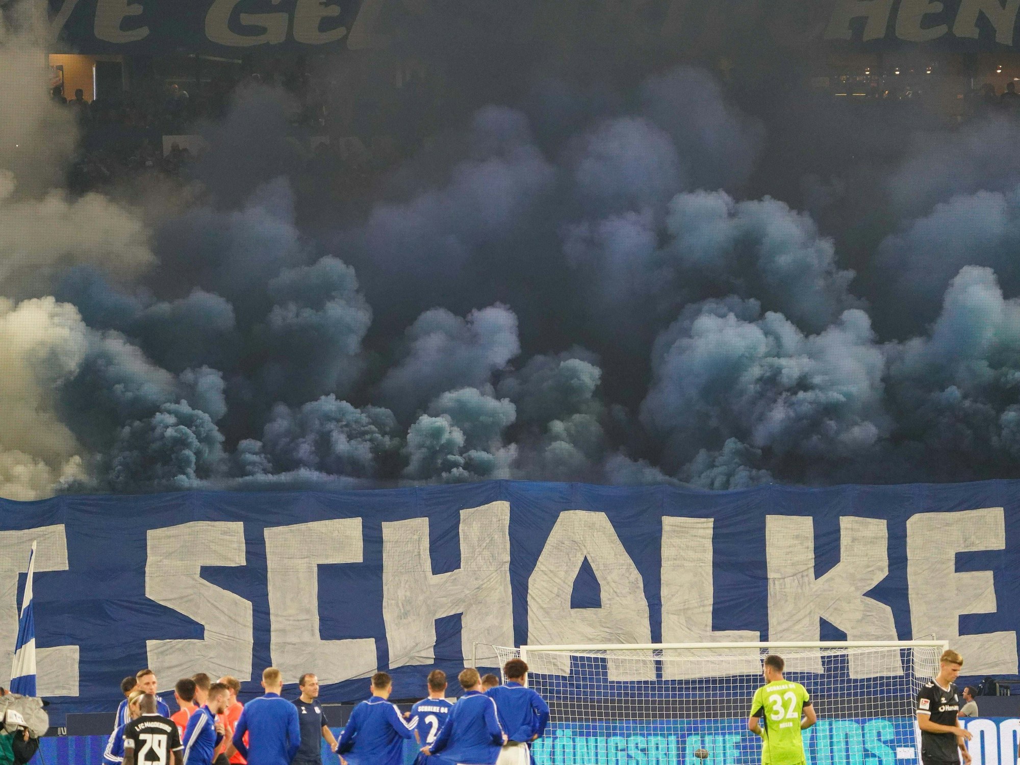 Die Fans von FC Schalke 04 zünden Bengalos