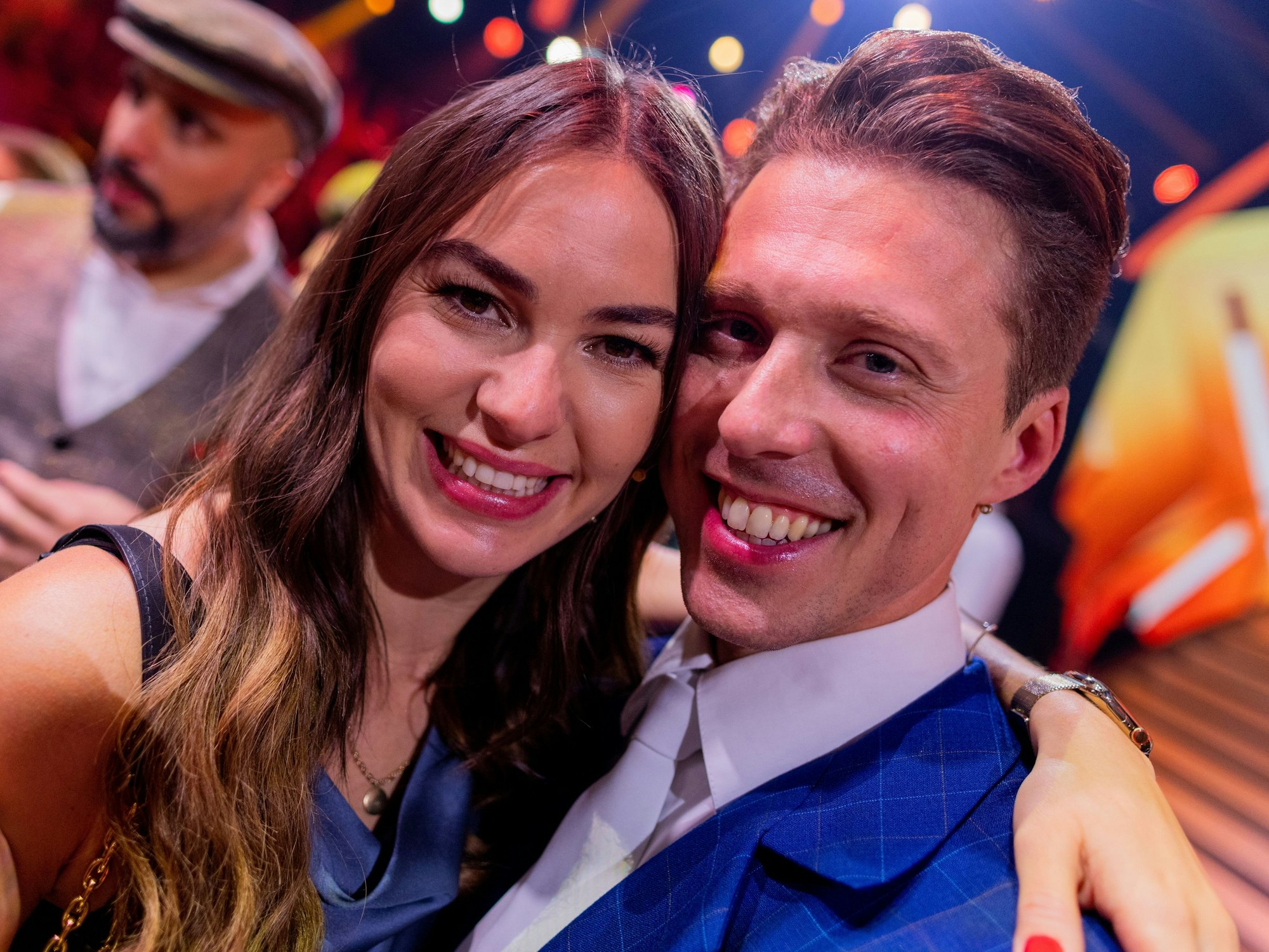 Renata Lusin und ihr Mann Valentin Lusin, beide Profitänzer, liegen sich im Anschluss an die RTL-Tanzshow "Let's Dance" im Coloneum in den Armen.
