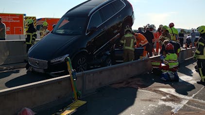 Bei dem schweren Unfall auf der A3 bei Siegburg wurde ein Fahrzeug auf das andere geschoben. Rettungskräfte mussten Personen aus einem Auto befreien.
