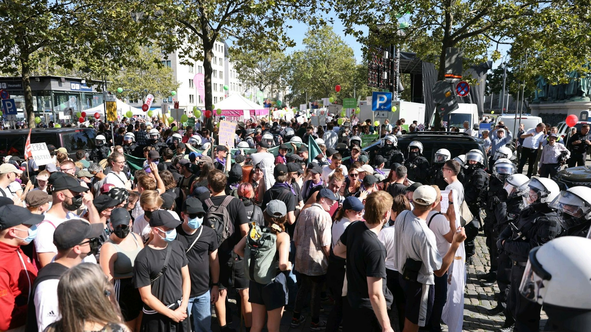 Hunderte Menschen demonstrieren auf dem Heumarkt.
