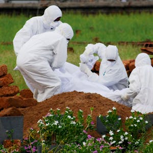 Rettungssanitäter in Schutzanzügen begraben ein Opfer, das aufgrund des Nipah-Virus gestorben ist. Im September 2023 ist es zu zwei Todesfällen durch das Virus in Indien gekommen. (Archivbild)