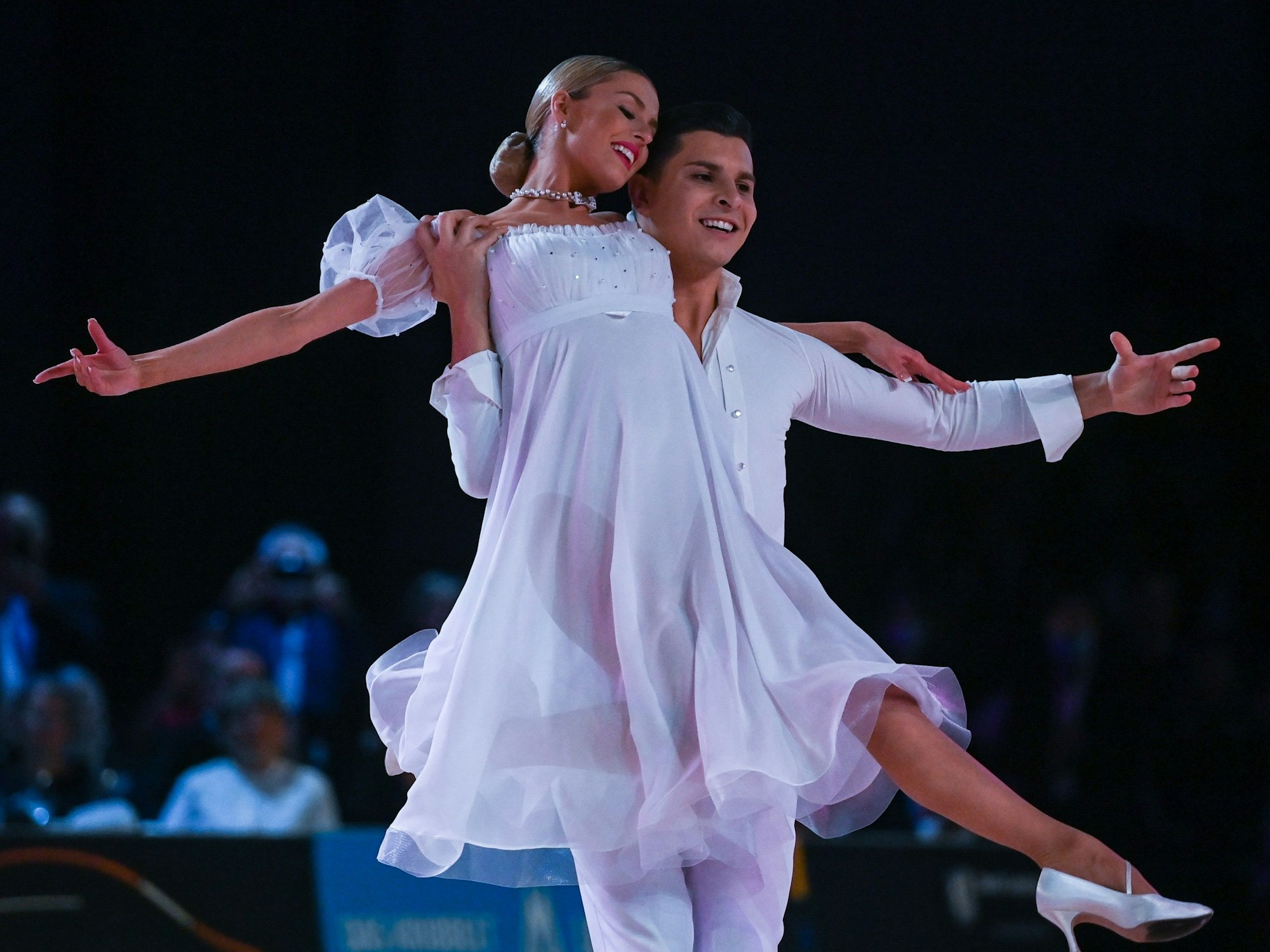 Patricija Belousova und Alexandru Ionel aus Deutschland tanzen im Finale der Showdance Standard Weltmeisterschaft in Leipzig.