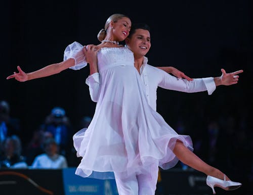 Patricija Belousova und Alexandru Ionel aus Deutschland tanzen im Finale der Showdance Standard Weltmeisterschaft in Leipzig.&nbsp;