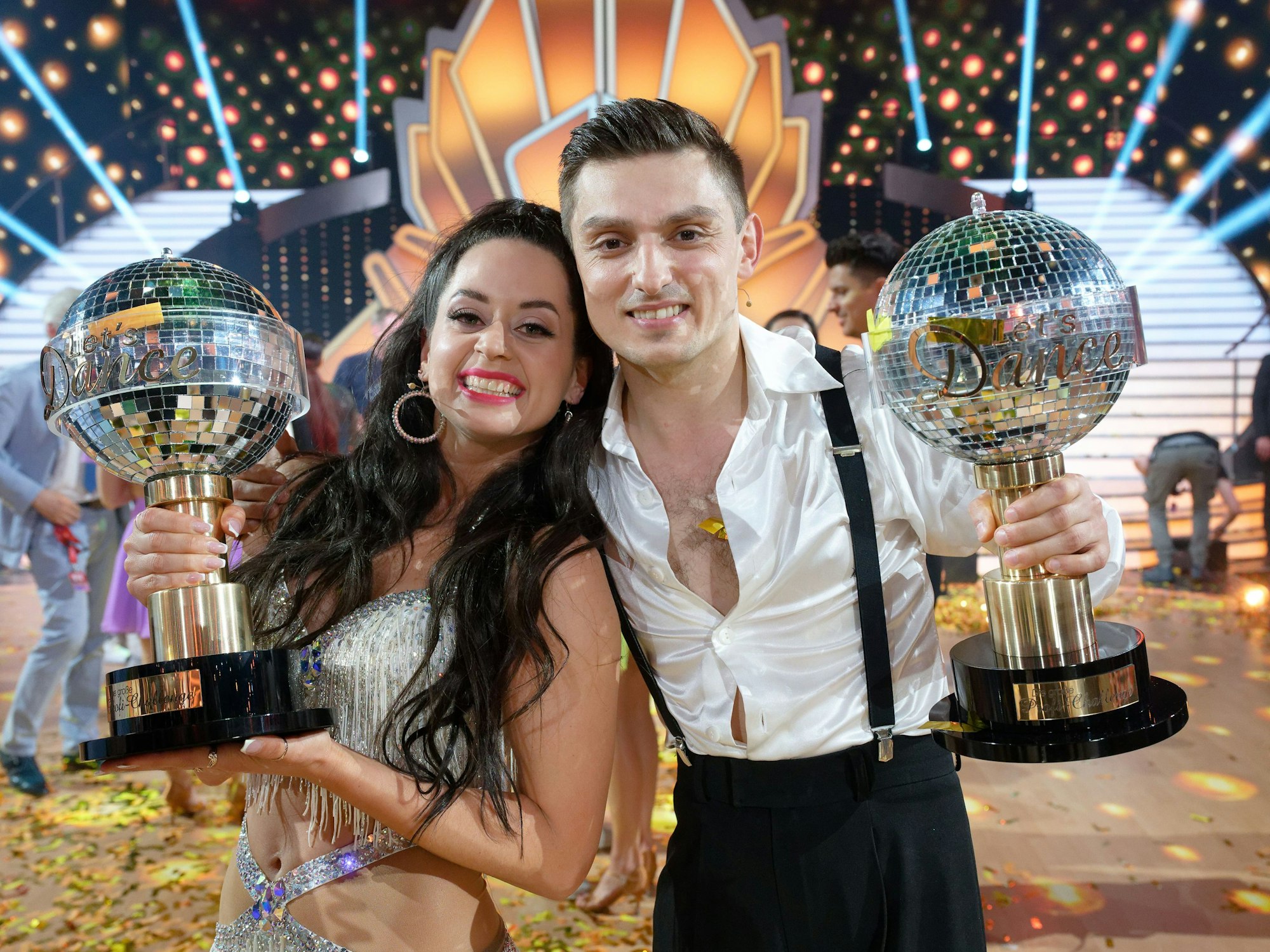 Die Sieger Malika Dzumaev (l) und Zsolt Sándor Cseke (r) stehen bei der "Lets Dance Profi-Challenge" mit ihren Pokalen im Studio.