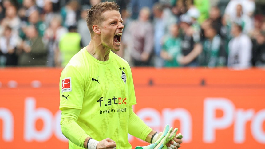 Jonas Omlin schreit seine Freude im Spiel von Borussia Mönchengladbach gegen den VfL Bochum am 6. Mai 2023 heraus.