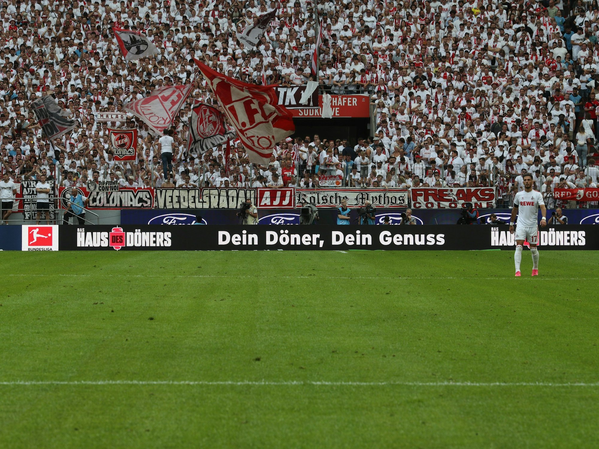 Der Werbeslogan von Haus des Döners im Rhein-Energie-Stadion.