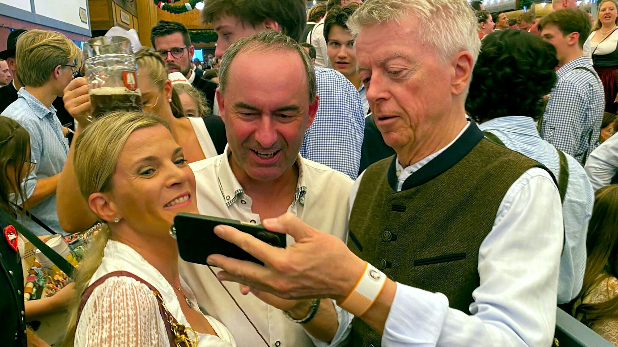 Hubert Aiwanger, Bundesvorsitzender der Freien Wähler, macht im Schottenhamel ein Selfie mit Gästen.