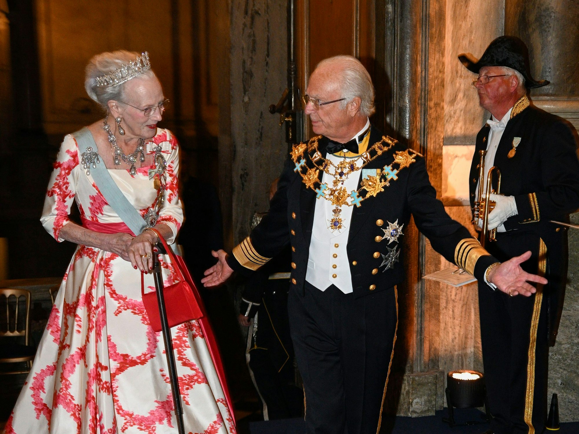 Königin Margrethe von Dänemark und König Carl XVI. Gustaf von Schweden kommen beim Jubiläumsbankett.