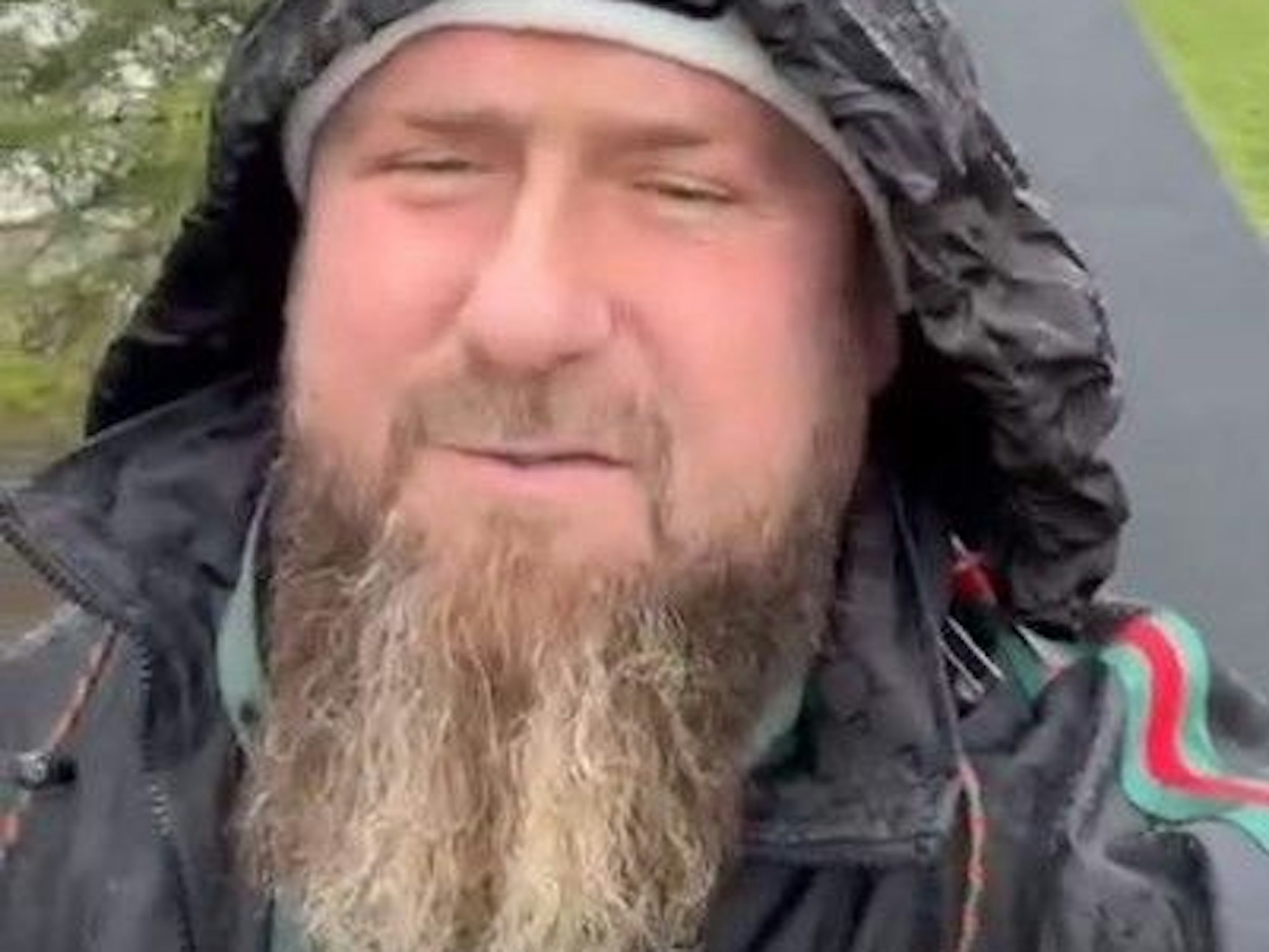 Als Reaktion auf ukrainische Medienberichte, wonach er im Koma liegen soll, veröffentlichte Ramzan Kadyrow am Sonntag Videoaufnahmen von sich, bei denen er lächelnd in die Kamera schaut.
