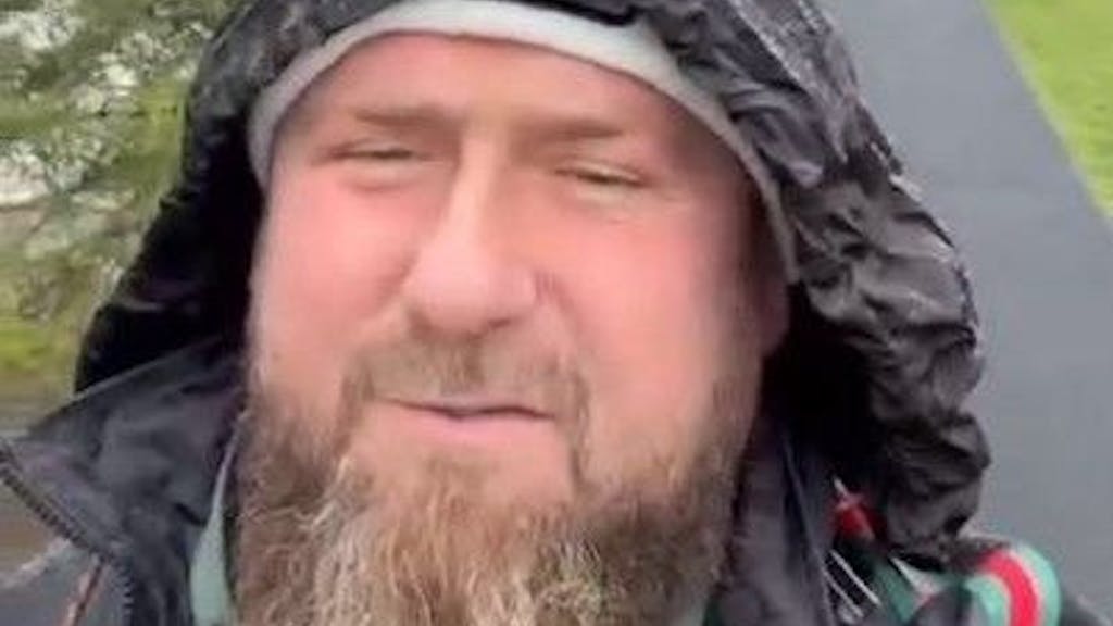 Als Reaktion auf ukrainische Medienberichte, wonach er im Koma liegen soll, veröffentlichte Ramzan Kadyrow am Sonntag Videoaufnahmen von sich, bei denen er lächelnd in die Kamera schaut.