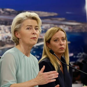 Ursula von der Leyen (l), Präsidentin der Europäischen Kommission, und Giorgia Meloni, Ministerpräsidentin von Italien, sprechen während einer gemeinsamen Pressekonferenz zu Journalisten.&nbsp;