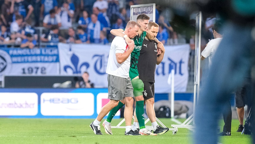 Bandagiert und mit Unterstützung von zwei Borussia-Betreuern verließ Tomas Cvancara am 17. September 2023 den Rasen.