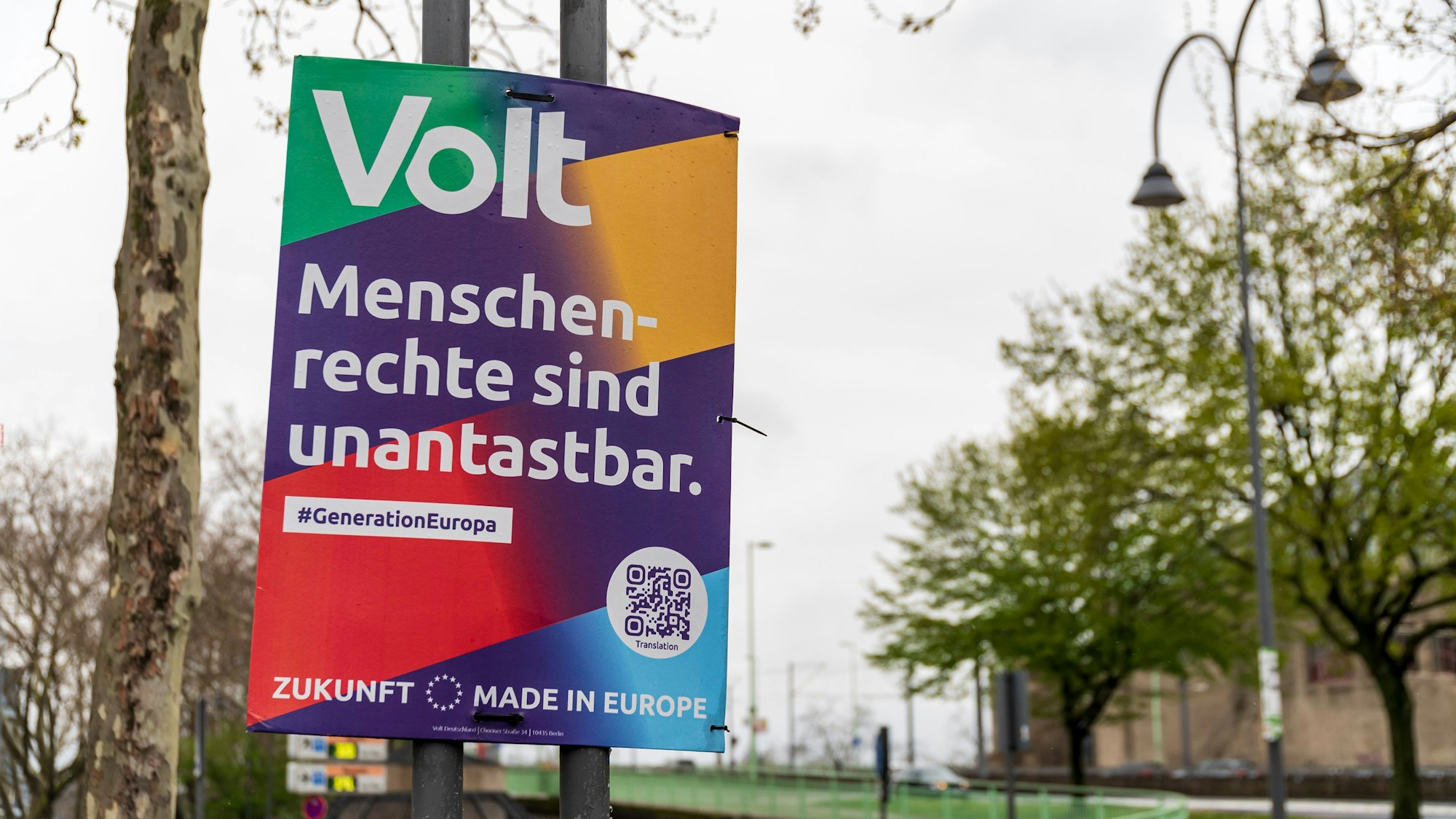 Wahlplakate zur Landtagswahl 2022 in Nordrhein-Westfalen (NRW) hängen in der Kölner Alt- und Innenstadt.
Hier: Volt auf dem Heumarkt.