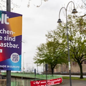 Wahlplakate zur Landtagswahl 2022 in Nordrhein-Westfalen (NRW) hängen in der Kölner Alt- und Innenstadt.
Hier: Volt auf dem Heumarkt.