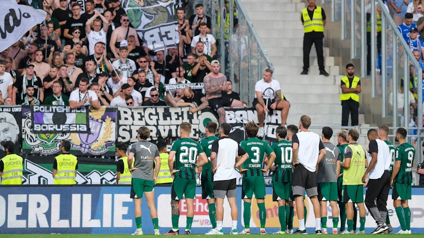 Die Spieler von Borussia Mönchengladbach stehen nach dem Spiel in Darmstadt am 17. September 2023 vor den Gladbach-Fans.
