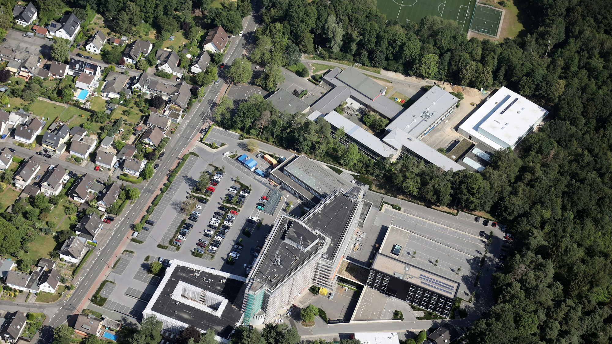 Luftbild vom Kreishaus und Dietrich-Bonhoeffer-Gymnasium Bergisch Gladbach.