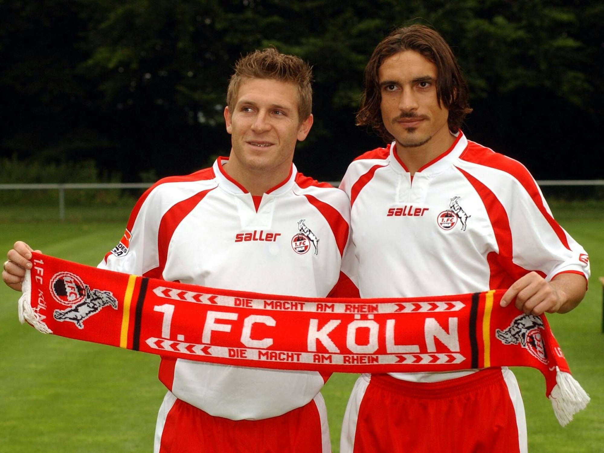Andriy Voronin (li.) und Mustafa Dogan zeigen einen FC-Schal.