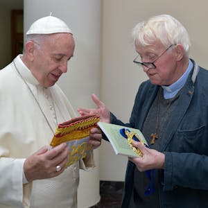 Papst Franziskus mit Michael Eschweiler im Jahr 2017. Der Priester überreichte eine Narrenkappe.