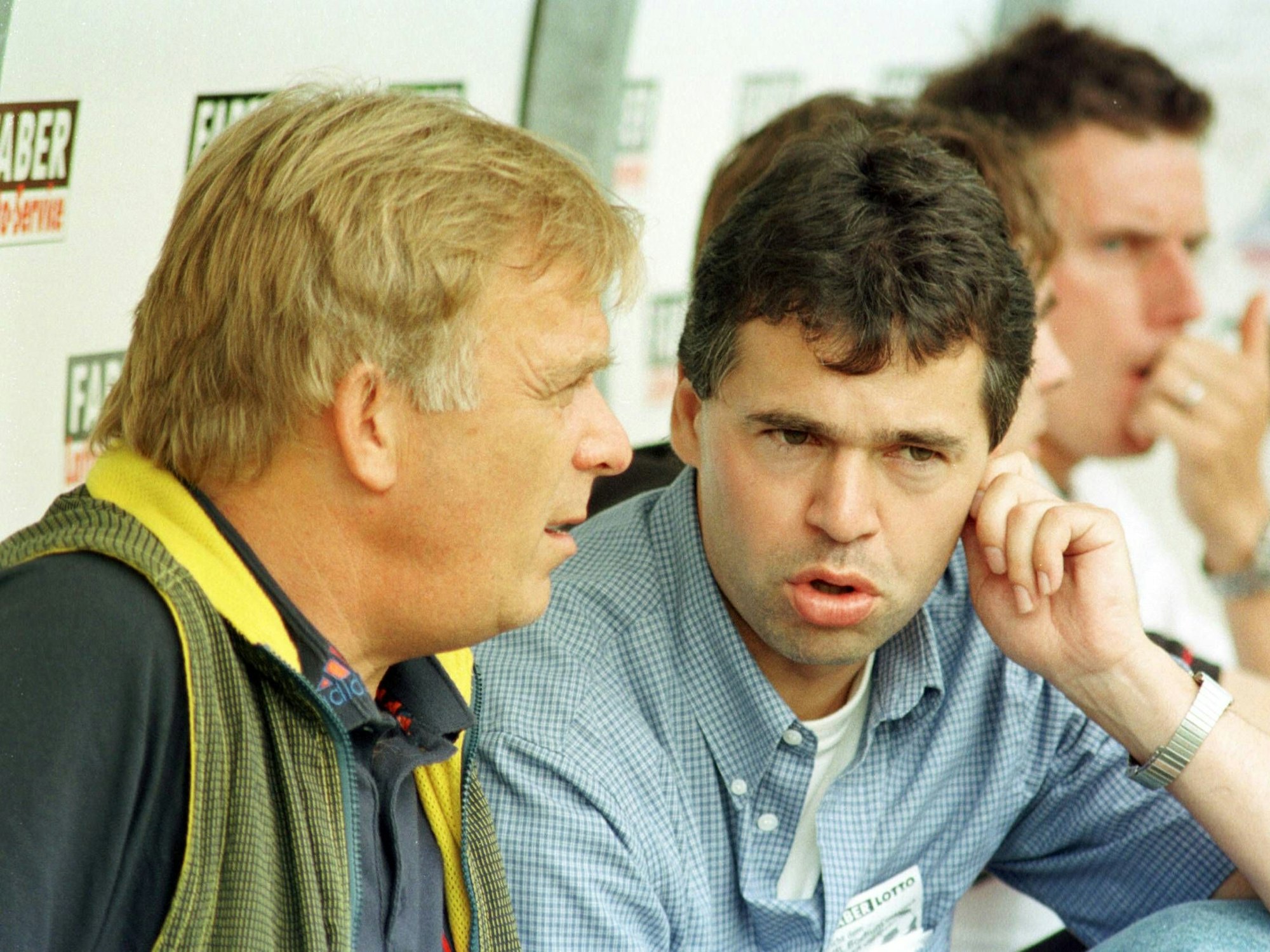 Volker Finke unterhält sich mit Andreas Rettig.