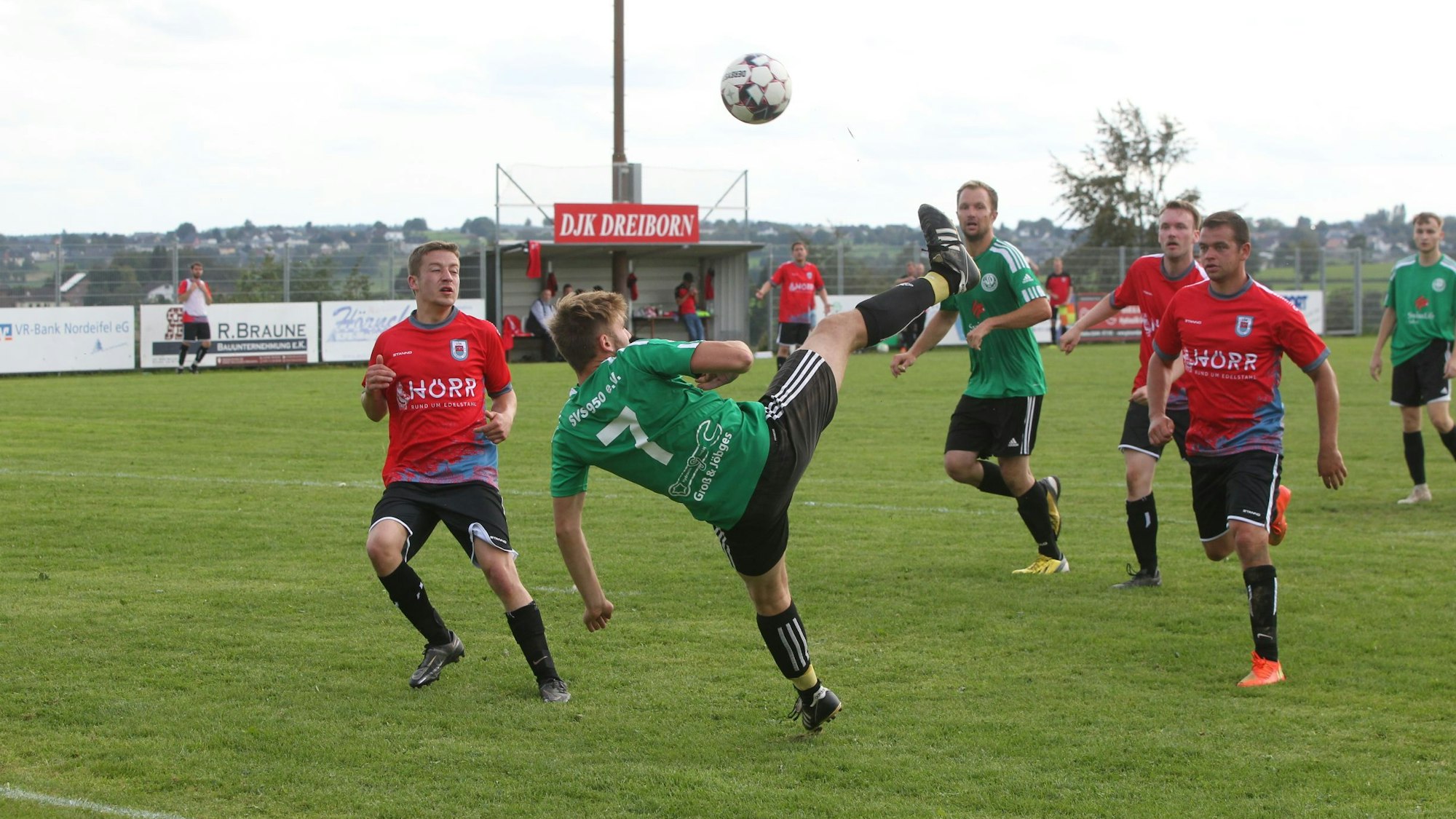 Das Bild zeigt Martin Hupp kurz vor dem entscheidenden Treffer.