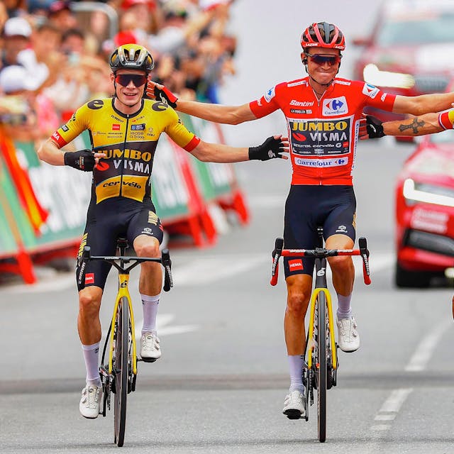 Jonas Vingegaard (links) und Primoz Roglic (rechts) nehmen den Vuelta-Sieger Sepp Kuss in ihre Mitte. Alle drei Profis fahren für Jumbo-Visma.