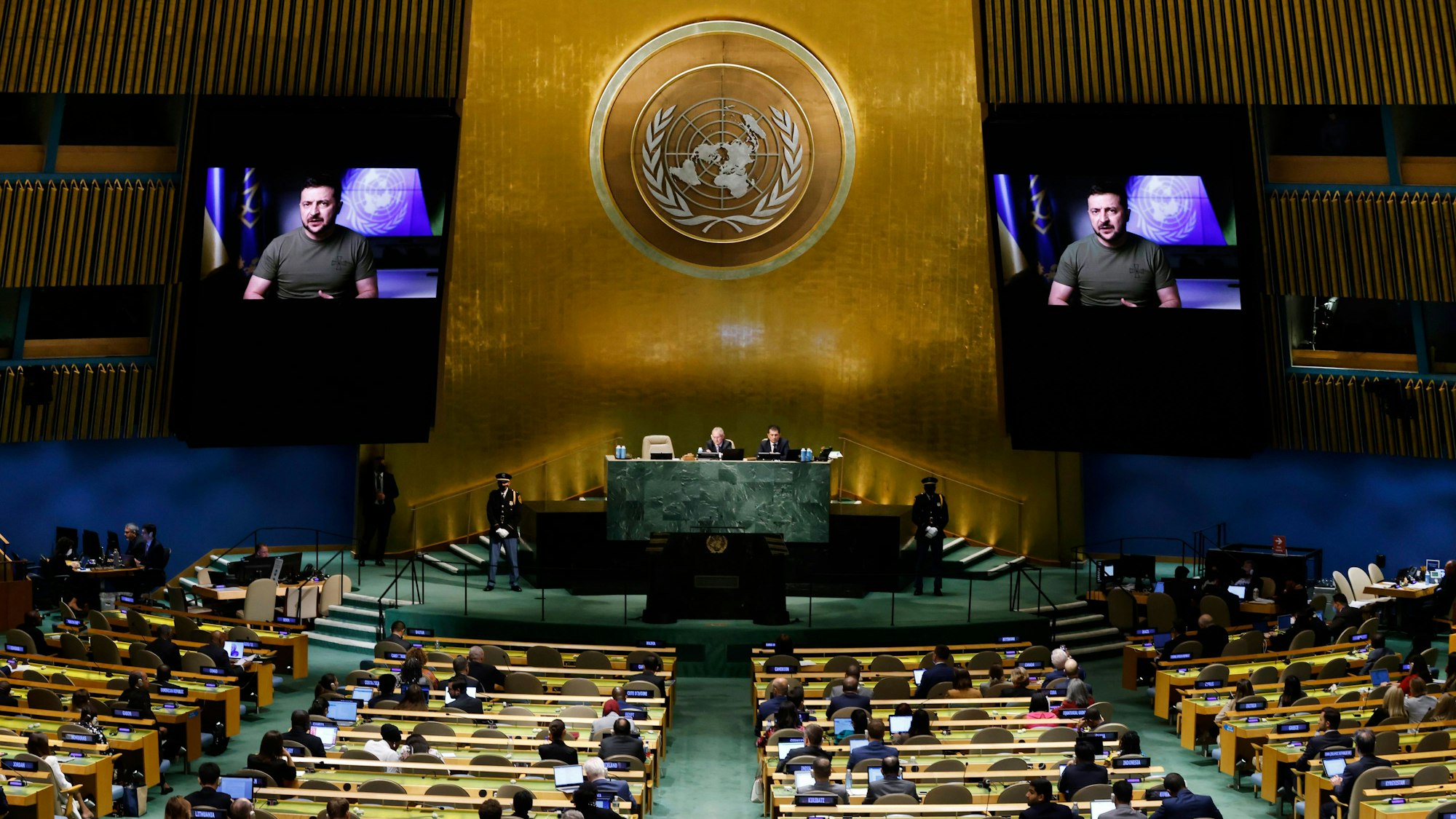 Der Sitzungssaal in New York im September 2022: Der ukrainische Präsident Wolodymyr Selenskyj sprach per Videoschalte zur 77. Sitzung der Generalversammlung der Vereinten Nationen.