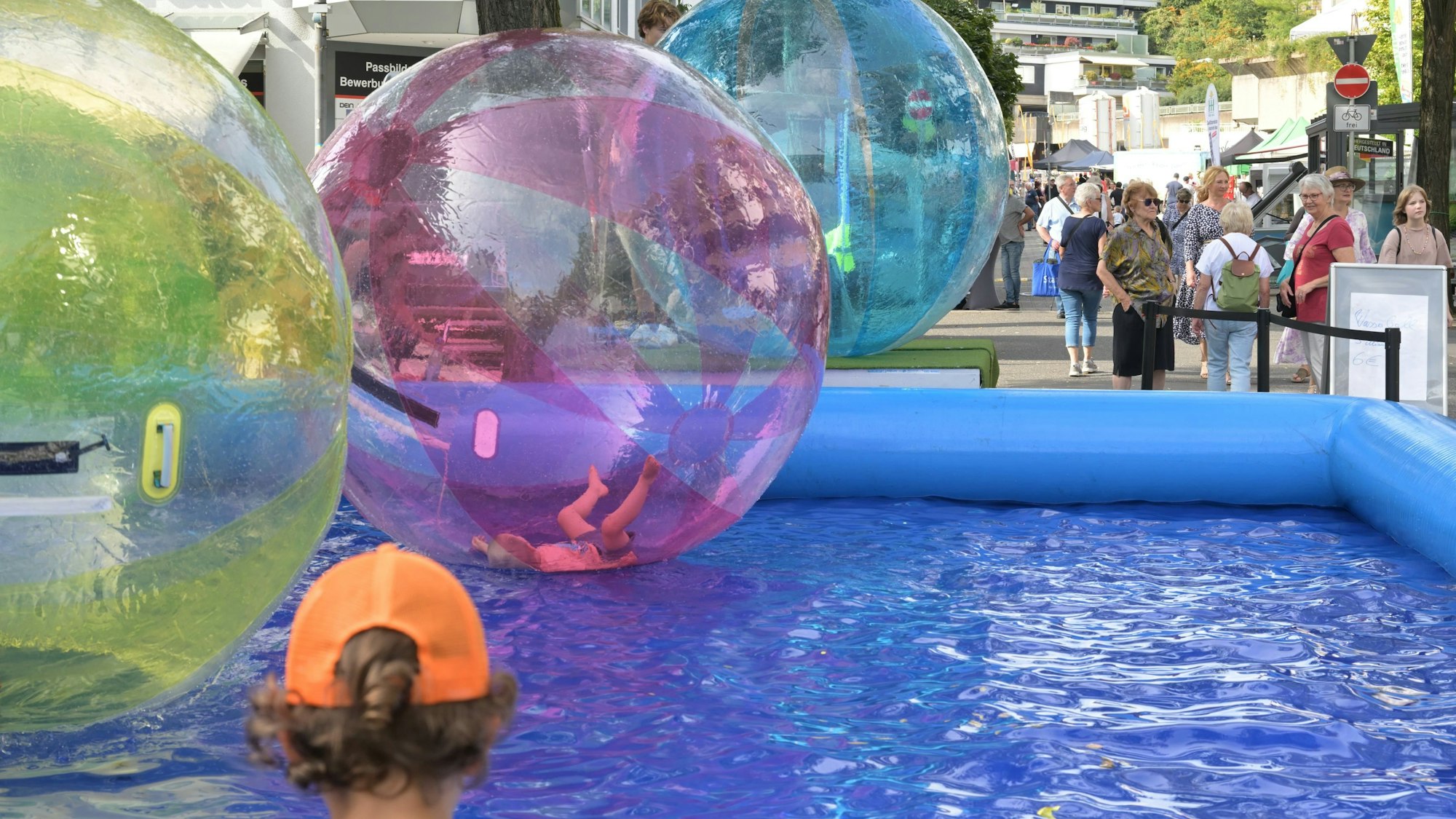 Eine der Attraktionen auf dem Herbstfest in Bensberg war das Wasserball-Laufen.
