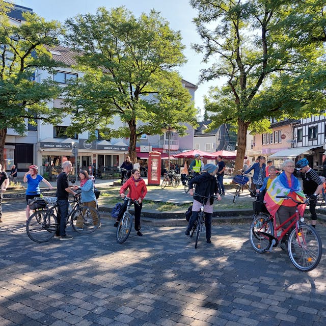 Radfahrer formieren sich auf dem Eitorfer Marktplatz zur Demo-Tour.