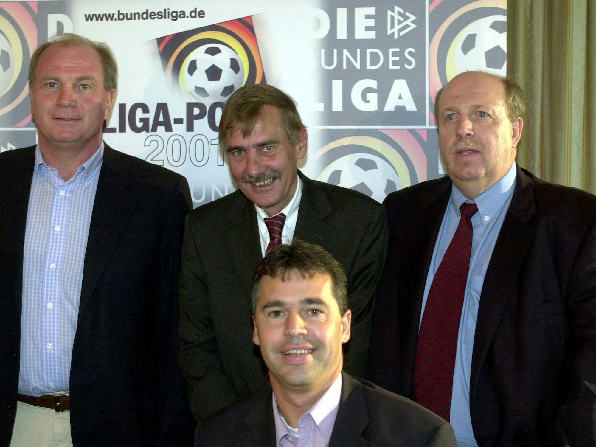 Andreas Rettig am 3. Juli 2001 mit Uli Hoeneß (FC Bayern), Werner Hackmann (DFL) und Reiner Calmund (Bayer Leverkusen).