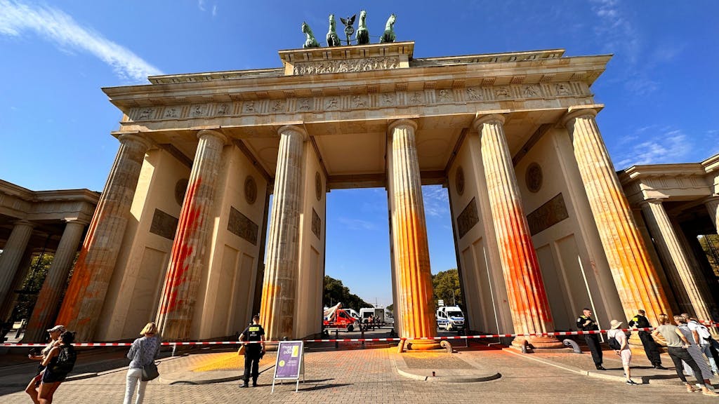 Mitglieder der Klimaschutzgruppe Letzte Generation haben das Brandenburger Tor in Berlin mit oranger Farbe angesprüht.