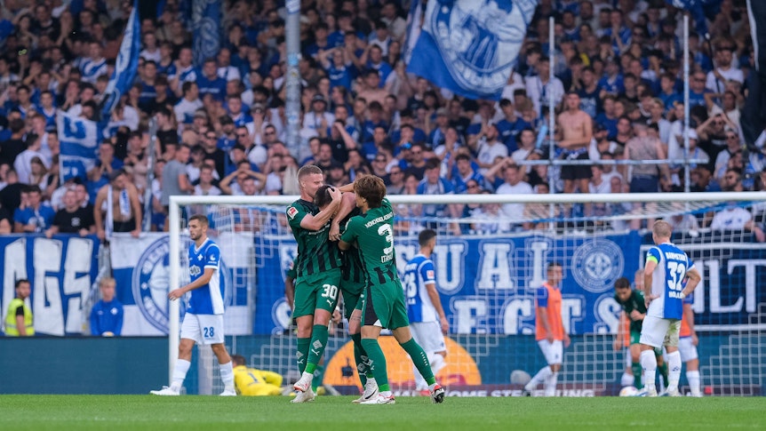 Die Spieler von Borussia Mönchengladbach feiern den Treffer von Tomas Cvancara (M.) am 17. September 2023 in Darmstadt.