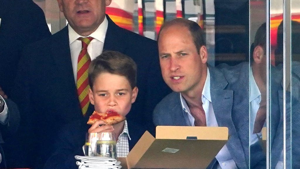 William (r), Prinz von Wales, und sein Sohn Prinz George verfolgen das Testspiel England gegen Australien.