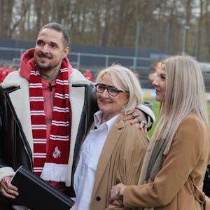 Zico Banach schaute zusammen mit seiner Mutter Claudia beim Gedächtnisspiel für seinen verstorbenen Vater Maurice Banach im März 2023 im Franz-Krämer-Stadion vorbei.
