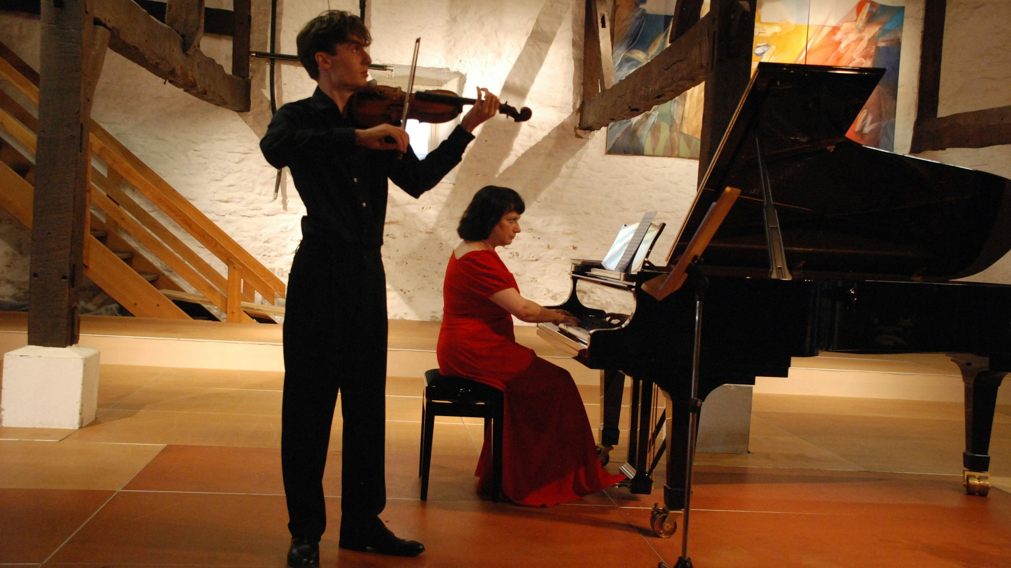 Das Bild zeigt die beiden Musiker während ihres Auftritts.