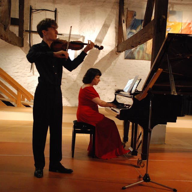 Das Bild zeigt die beiden Musiker während ihres Auftritts.