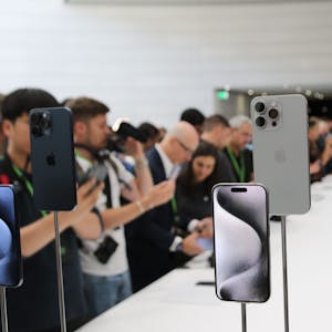 Das iPhone 15 Pro wird auf einer Messe vorgestellt.
