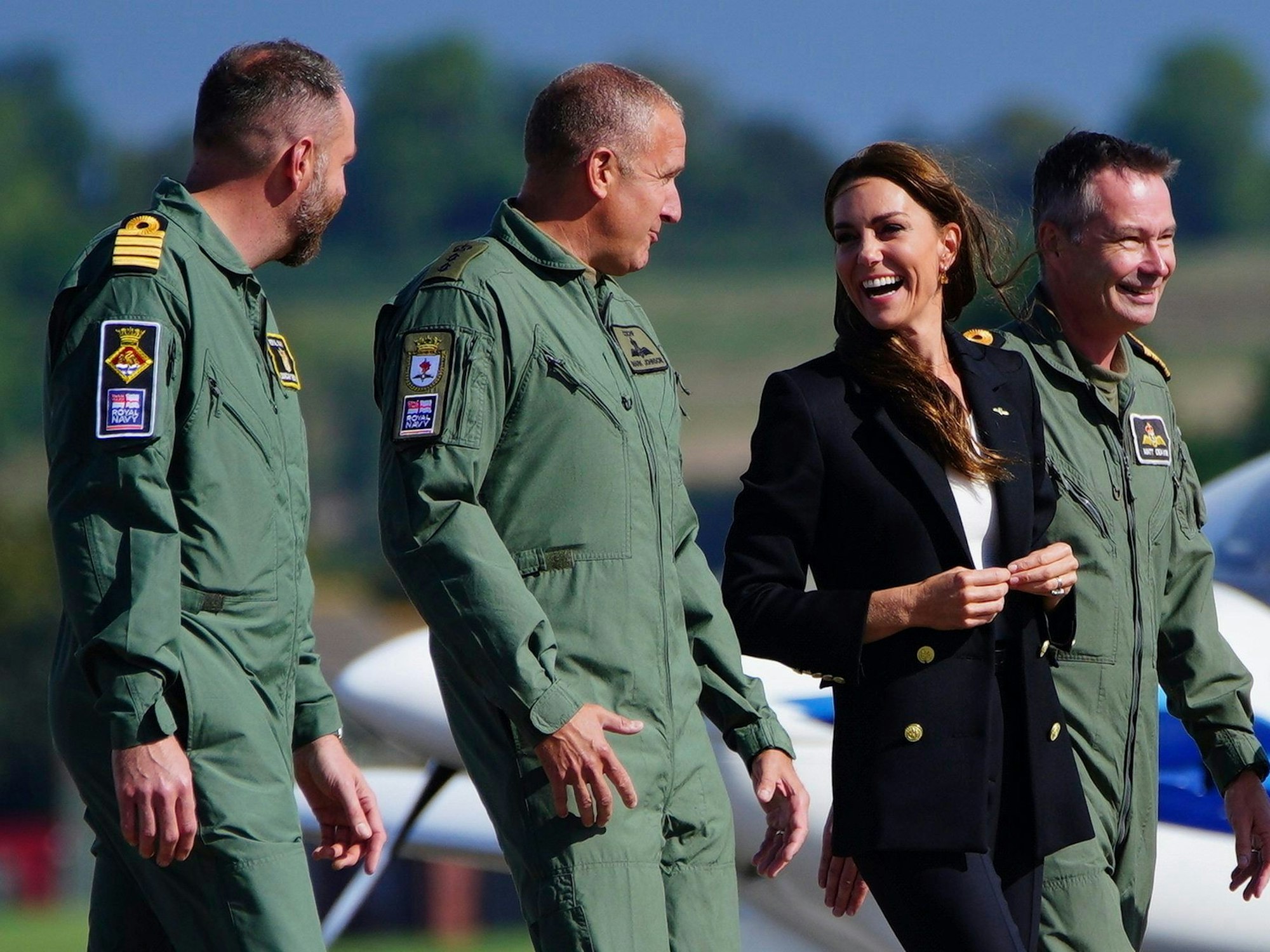 Prinzessin Kate, zweite von rechts, lächelt bei einem Besuch der Royal Naval Air Station (RNAS) Yeovilton.